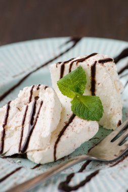 Kahvaltıda çikolata tepesi ile süzme peynir döktü