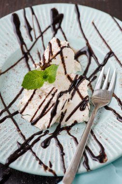 Kahvaltıda çikolata tepesi ile süzme peynir döktü