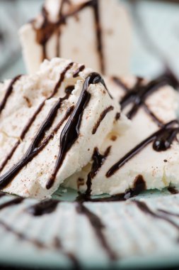 çikolata tepesi ile taze vanilyalı dondurma