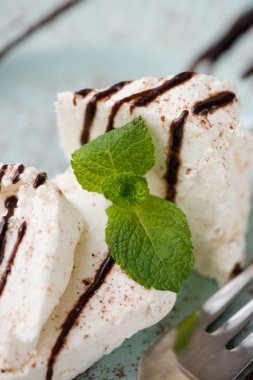 Kahvaltıda çikolata tepesi ile süzme peynir döktü