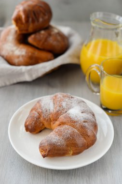 lezzetli kahvaltı taze kruvasanlar ve portakal suyu ile
