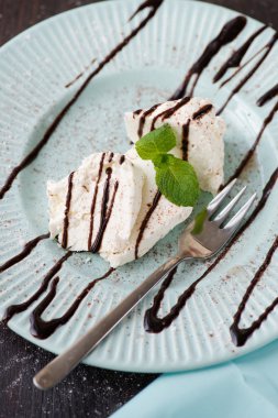 Kahvaltıda çikolata tepesi ile süzme peynir döktü