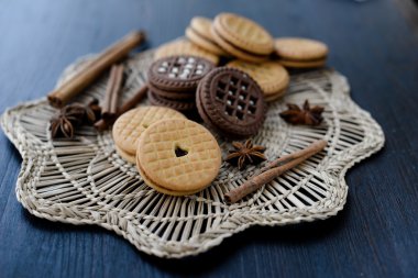 vanilya ve çikolata ile krem kurabiyeleri