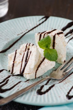 Kahvaltıda çikolata tepesi ile süzme peynir döktü