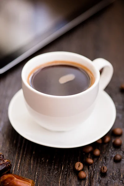 Braekfast de manhã, xícara de café preto, na aba de madeira — Fotografia de Stock