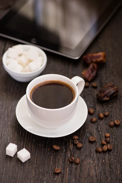 Braekfast de manhã, xícara de café preto, na aba de madeira — Fotografia de Stock