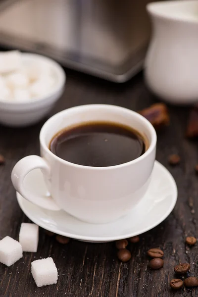 Braekfast in the morning, cup of black coffee, on the wooden tab — Stock Photo, Image