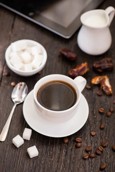 Braekfast de manhã, xícara de café preto, na aba de madeira — Fotografia de Stock