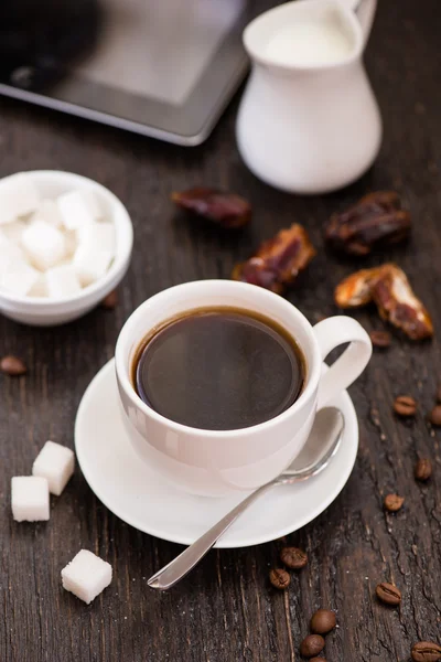 Braekfast de manhã, xícara de café preto, na aba de madeira — Fotografia de Stock