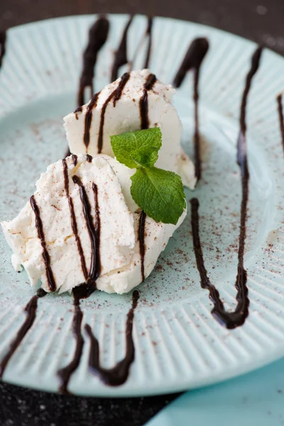 Kahvaltıda çikolata tepesi ile süzme peynir döktü