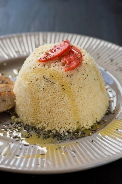 Delicioso caseiro couscous vegetariano feito com pimentão, para — Fotografia de Stock