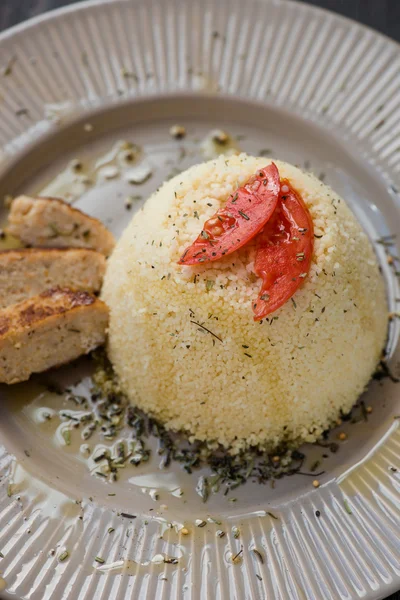 Köstlicher hausgemachter vegetarischer Couscous mit Paprika, — Stockfoto