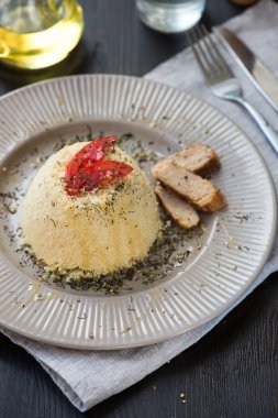 dolmalık biber ile yapılan ev yapımı vejetaryen kuskus domates