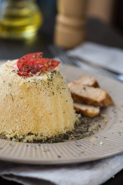 dolmalık biber ile yapılan ev yapımı vejetaryen kuskus domates