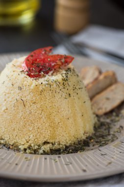 dolmalık biber ile yapılan ev yapımı vejetaryen kuskus domates