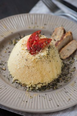 dolmalık biber ile yapılan ev yapımı vejetaryen kuskus domates