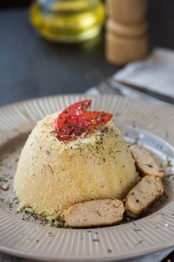 dolmalık biber ile yapılan ev yapımı vejetaryen kuskus domates