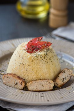 dolmalık biber ile yapılan ev yapımı vejetaryen kuskus domates