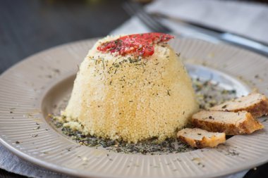 dolmalık biber ile yapılan ev yapımı vejetaryen kuskus domates