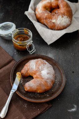 lezzetli kahvaltı taze kruvasanlar ve reçel ile