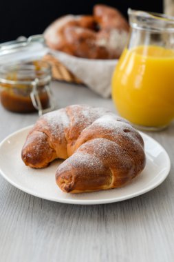 lezzetli kahvaltı taze kruvasanlar ve portakal suyu ile