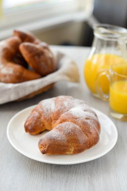 lezzetli kahvaltı taze kruvasanlar ve portakal suyu ile