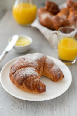 lezzetli kahvaltı taze kruvasanlar ve portakal suyu ile