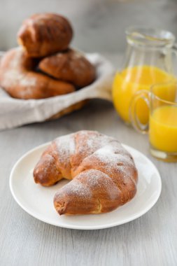 lezzetli kahvaltı taze kruvasanlar ve portakal suyu ile