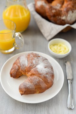 lezzetli kahvaltı taze kruvasanlar ve portakal suyu ile