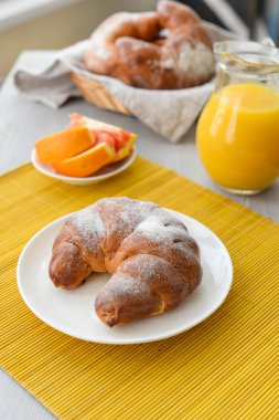 lezzetli kahvaltı taze kruvasanlar ve portakal suyu ile