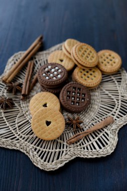 vanilya ve çikolata ile krem kurabiyeleri