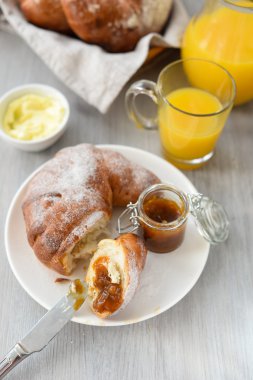 lezzetli kahvaltı taze kruvasanlar ve portakal suyu ile