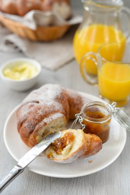 lezzetli kahvaltı taze kruvasanlar ve portakal suyu ile