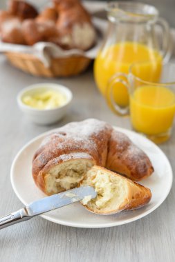lezzetli kahvaltı taze kruvasanlar ve portakal suyu ile