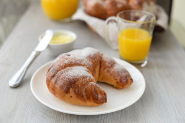 lezzetli kahvaltı taze kruvasanlar ve portakal suyu ile