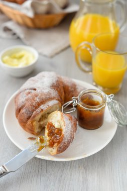 lezzetli kahvaltı taze kruvasanlar ve portakal suyu ile