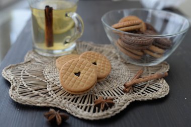 Vanilya ve çikolata ile çay ile krem kurabiye