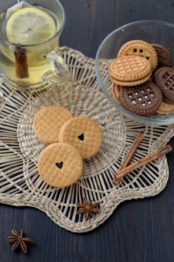 Vanilya ve çikolata ile çay ile krem kurabiye