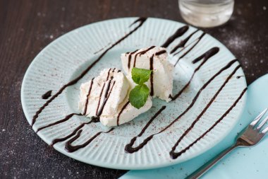 Kahvaltıda çikolata tepesi ile süzme peynir döktü