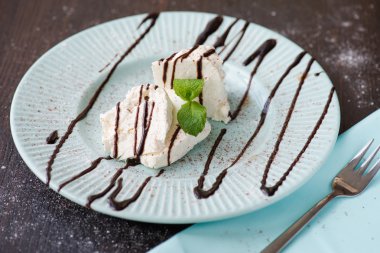 Ev yapımı peynir çikolata tepesi ile döktü