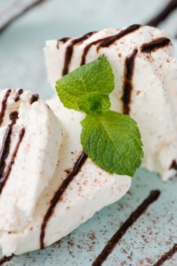 Kahvaltıda çikolata tepesi ile süzme peynir döktü