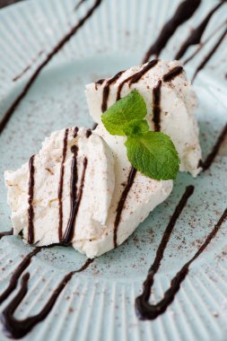 Kahvaltıda çikolata tepesi ile süzme peynir döktü