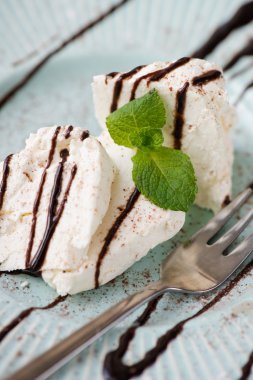 Kahvaltıda çikolata tepesi ile süzme peynir döktü