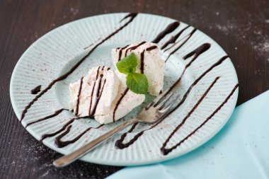 Kahvaltıda çikolata tepesi ile süzme peynir döktü