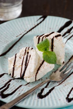 Kahvaltıda çikolata tepesi ile süzme peynir döktü