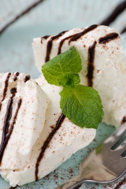 çikolata tepesi ile taze vanilyalı dondurma