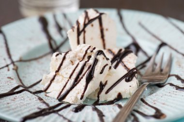 çikolata tepesi ile taze vanilyalı dondurma