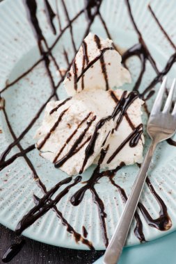 çikolata tepesi ile taze vanilyalı dondurma