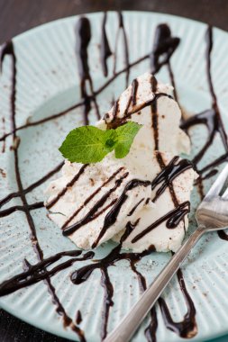 çikolata tepesi ile taze vanilyalı dondurma