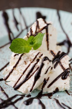 Kahvaltıda çikolata tepesi ile süzme peynir döktü